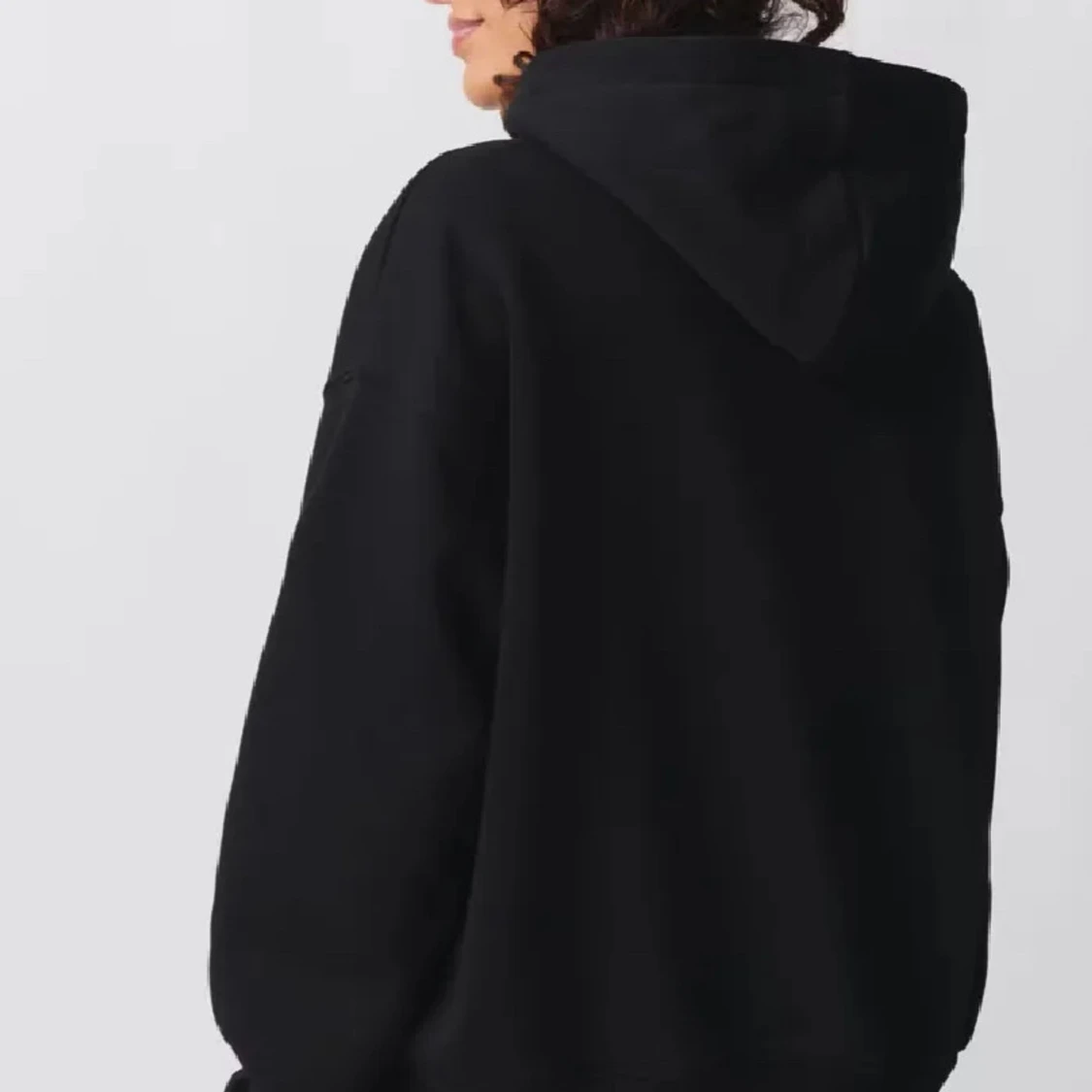 Svart hoodie