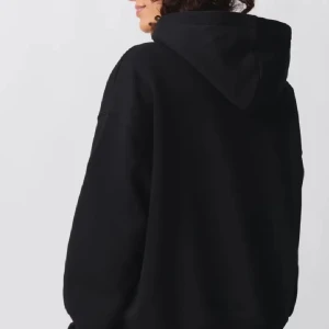 Svart hoodie - Säljer en stilren svart hoodie från Gina  med en bekväm passform. Perfekt för en avslappnad look. 
