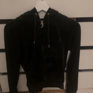 Juicy Couture zip hoodie - Snygg zip hoodie utan defekter 