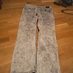 True religion jeans  - Snygga och utmärkt skick, midjemått:40cm innerbenslängd: 75cm