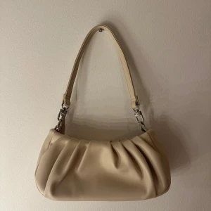 Ljusrosa/beige väska  - Ljusrosa/beige väska från shein (tror jag). Använd endast en gång och är i fint skick. Axelväska