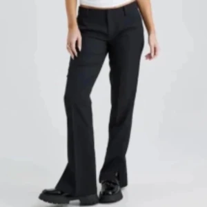 Lågmidjade kostymbyxor - Kostymbyxor från bik bok, köpta second hand från en vän men var fel stora för mig , fin slits detalj,kan gå ner i pris 💘