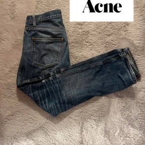 Acne jeans - Jag säljer mina Acne jeans i passform slim men straight. Dessa har en skön fade och är i mycket bra skick. Pris kan diskuteras i snabb affär, hör av er vid frågor.