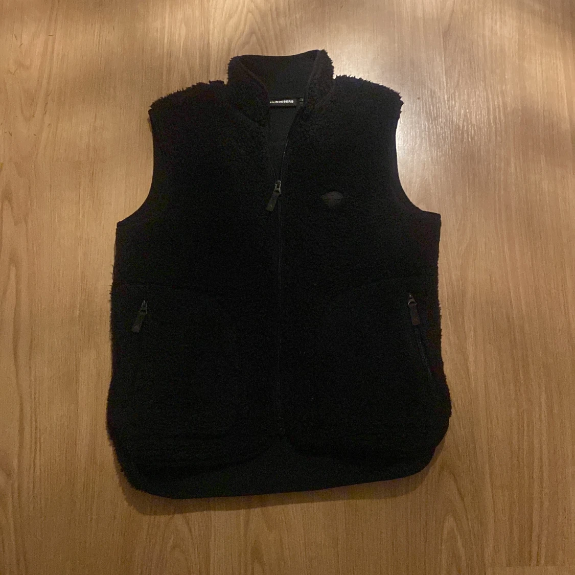 Svart fleeceväst från J.Lindeberg