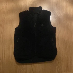Svart fleeceväst från J.Lindeberg - Säljer en svart fleeceväst från J.Lindeberg. Västen har en dragkedja framtill och två praktiska fickor med dragkedjor. Perfekt för kyliga dagar .Priset går att diskutera.