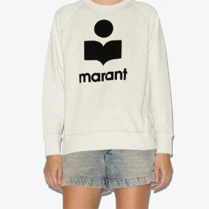 Isabel marant tröja - Grå varm tröja från märket Isabel Marant. Jättesnygg och perfekt material nu när det är lite kallare. 💕💕 Köpte för 3450kr och är fortfarande i nästan exakt helt oanvänt skick 🥰