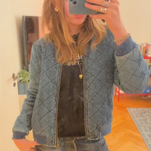 Blå bomberjacka - Jag säljer nu den perfekta och trendiga vårjackan!! Den är lätt fodrad så funkar även tidig vår bör det är lite kallare⭐️