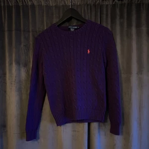 Ralph lauren knitted sweater  - Säljer denna fina tröja, den är i storlek M men passar som S-M. Kontakta gärna vid frågor😌