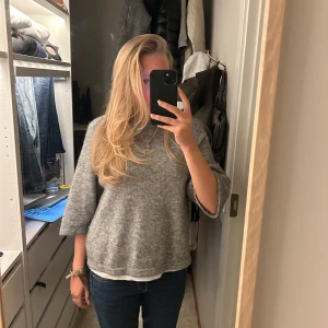 Stickad tröja  - Populär kortärmad stickad tröja från & Other stories! Säljer för att den tyvärr inte kommer till användning. Pris kan diskuteras vid snabb affär! Storlek M men passar även S 