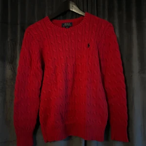 Ralph lauren knitted röd  - Fin tröja från Ralph Lauren som är i storlek L eller 14-16 år, den passar ungefär som S och M även. Kontakta gärna vid frågor 🙂