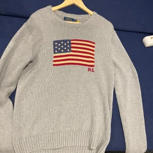 Ralph Lauren tröja - Säljer en stilren grå stickad tröja från Ralph Lauren. Otroligt snygg och skön tröja.          Storlek S/M. Hör av er vid minsta fundering. BVSA