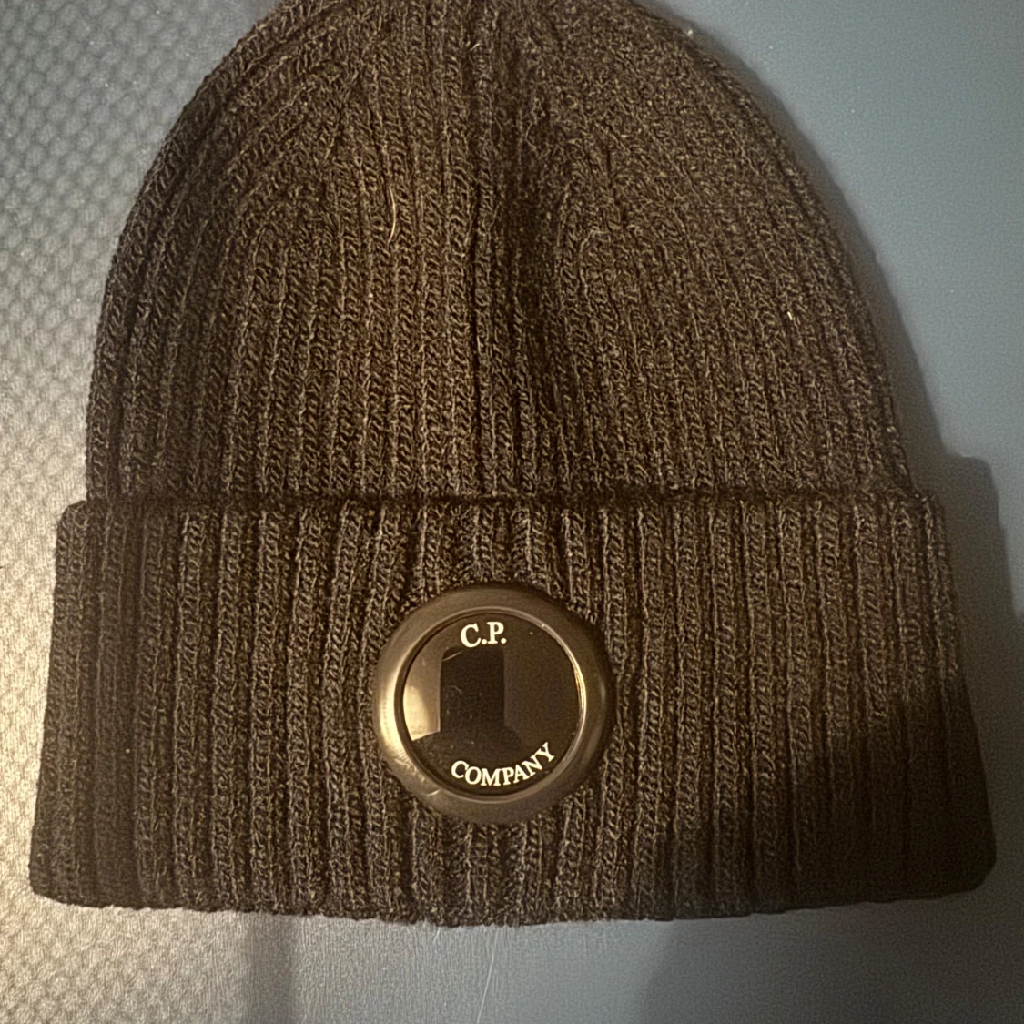 Svart ribbad mössa från C.P. Company