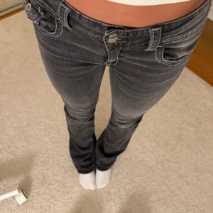Gråa jeans - Jeans ifrån Gina med en cool detalj på fram fickan❤️‍🔥❤️‍🔥❤️‍🔥