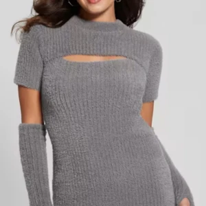 Guess klänning  - Trendig grå stickad klänning med en unik cut-out detalj vid bröstet. Klänningen har korta ärmar och matchande långa ärmvarmare för en stilfull look. Perfekt för kyligare dagar.