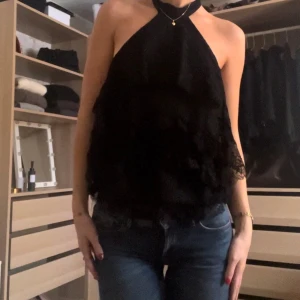 Halterneck topp - Svart halterneck topp med volangen sig knyts i nacken. Såå snygg, svår att göra rättvis på kamera💓