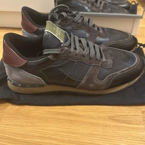 Valentino rockrunners -  Säljer dessa Valentino rockrunners i strl 44,5. Passar bra till allt🤩