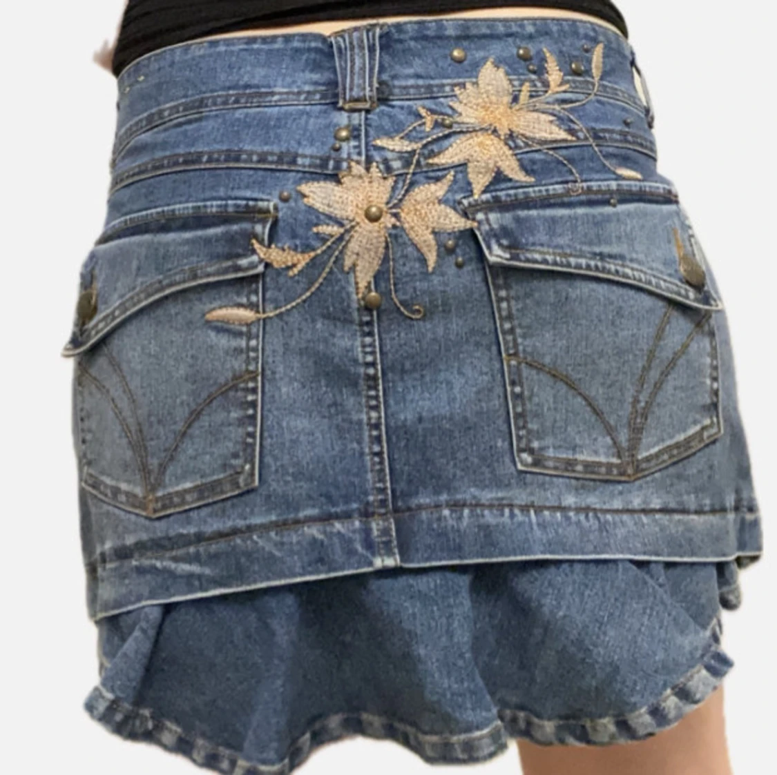 Jeanskjol med broderade blommor - 3