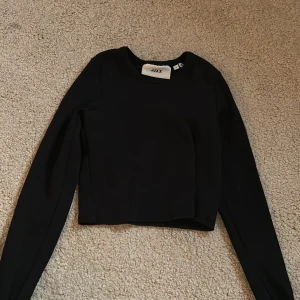 Svart croppad tröja  - Snygg svart croppad tröja med långa ärmar. Storlek s men passar även xs ❤️