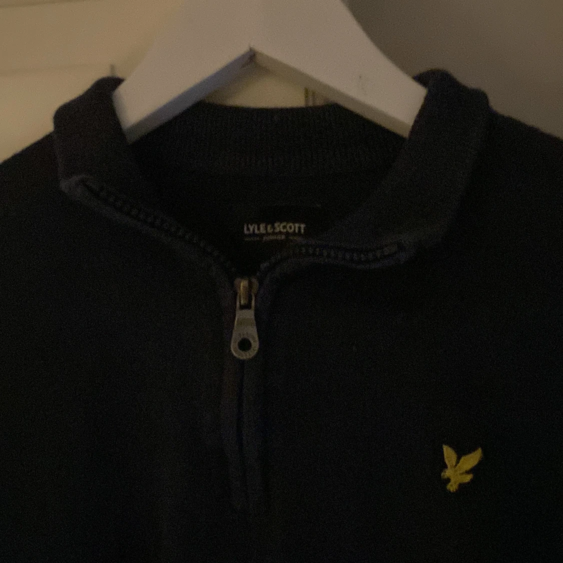 Navy blue tröja med quarterzip från Lyle & Scott - 90