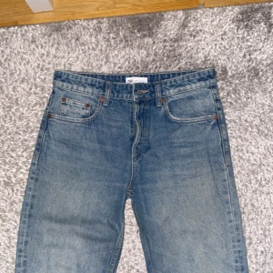 Zara jeans blå - Säljer dessa då de är för stora för mig!! Dom är i mycket bra skick och använda få gånger. Storlek 36. På mig är de baggy och låga i midjan. Hör av er vid fler frågor!💗💗