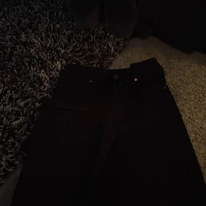 Svarta bootcutjeans - Säljer ett par svarta jeans från bikbok med hög midja köpt för 599kr säljer för 150kr gott skick!