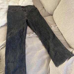 Svarta jeans från RDWD Jeans - Snygga svarta jeans från RDWD Jeans med klassisk femficksdesign. De har en rak passform och är tillverkade i slitstarkt denim. Perfekta för en avslappnad stil.