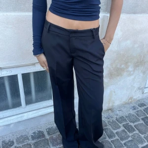 Svarta kostymbyxor - Svinsnygga lågmidjade svarta kostymbyxor i storlek M från designbysi. Aldrig använda, och säljer för jag redan har ett annat par, skriv för egna bilder💕