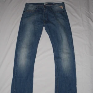 Replay Jeans  - Snygga blå Replay Jennon jeans med en klassisk straight passform. De har en lätt tvättad design. 