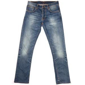 Nudie Jeans - Nu säljer vi dessa Nudie jeans ”Grim Tim”. Ett par riktigt snygga och välkända jeans. Jeansen är begagnade men har inga defekter eller fel. Skick 9/10. Nypris: ca 1500 +. Om du har några frågor, tveka inte att kontakta oss😁! ( självtagna bilder )