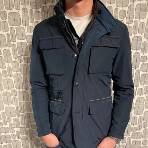 Fieldjacka från Massimo Dutti - Skitsnygg blå fieldjacka från Massimo Dutti med flera fickor och knappar. Perfekt för en stilren look. Jackan har en dragkedja och knappar framtill. Går ner till 700kr vid snabb affär!  Hör av dig vid några funderingar! 🍾