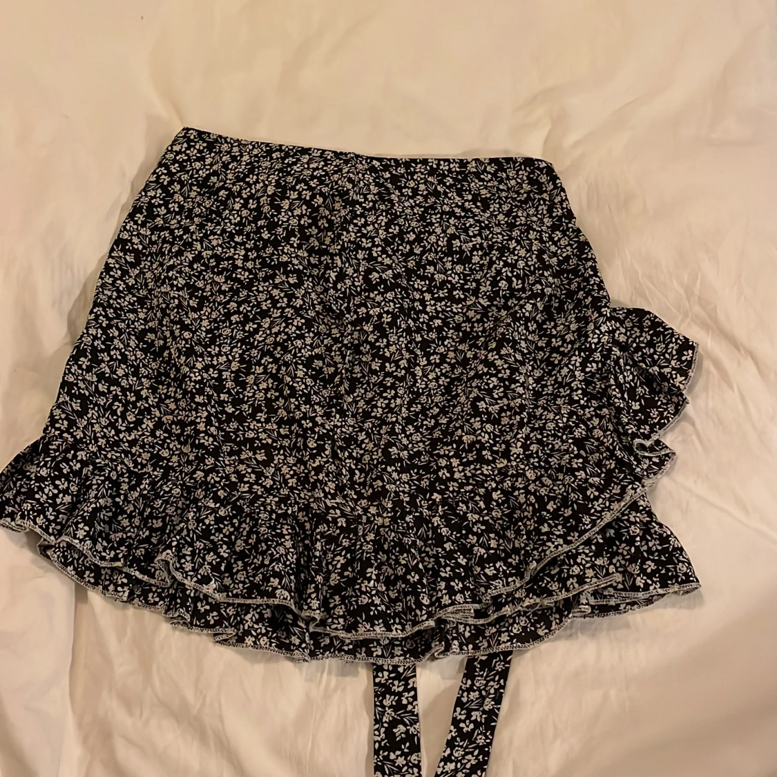 Svart blommig omlottkjol - 90