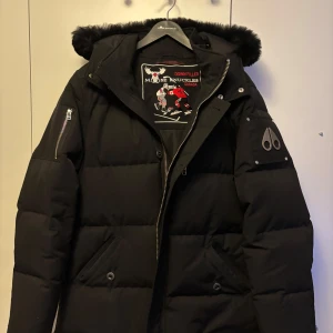 Moose Knuckles - Jag säljer min exklusiva Moose Knuckles jacka i storlek XXL. Jackan är i mycket bra skick, nästan som ny, och har endast använts ett fåtal gånger. Nypris för jackan var 14 000 kr