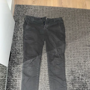 Dondup chinos - Säljer ett par feta dondup chinos i storlek 29. De sitter som 30-31 