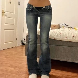Jeans  - Midjemått 35cm, innerbenslängd 86cm 😙