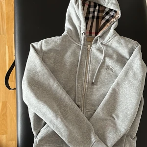 Burberry hoodie - Burberry hoodie. Använd ett fåtal gånger. Är en liten fläck men den syns knappt.