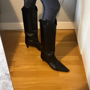 Svarta stövlar med spetsig tå - De perfekta bootsen. Från Massimo dutti i äkta skinn, nypris 2500kr. Lite slitna vid klacken annars bra skick