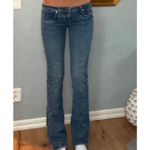 Blå bootcut jeans - Snygga blå bootcut jeans med en klassisk femficksdesign. De har en knapp och dragkedja framtill och är perfekta för en avslappnad stil. Helt nya och använda endast en gång. Skriv för fler bilder! W27 L34💕