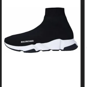 Svarta sneakers från Balenciaga - Svarta Balenciaga skor, storlek 46 men passar dig också om du har 45( jag har 45) men de passar perfekt. Kvitto finns. Ny kostar 7999 köpta för 5 lax