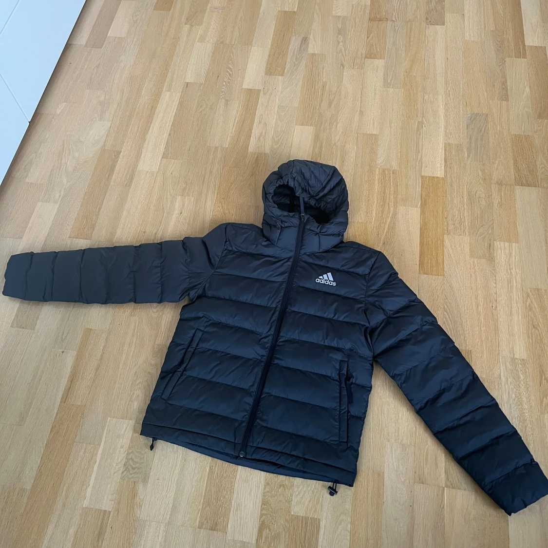 Svart dunjacka från Adidas