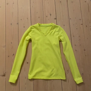 Gul långärmad tröja med nitar - Säljer en v-ringad fodrad långärmad tröja från Karisma, använt bara någon gång, väldigt bra skick, tröja är i storlek XL child. Säljer även matchade byxor i samma färg.