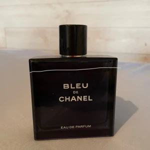 Bleu de Chanel Eau de Parfum - Säljer en elegant och tidlös Bleu de Chanel Eau de Parfum. Nypris 2000 ca och även köpt för det.