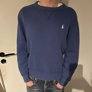 Blå sweatshirt från Ralph Lauren - Sweatshirt från Ralph lauren i storlek S.