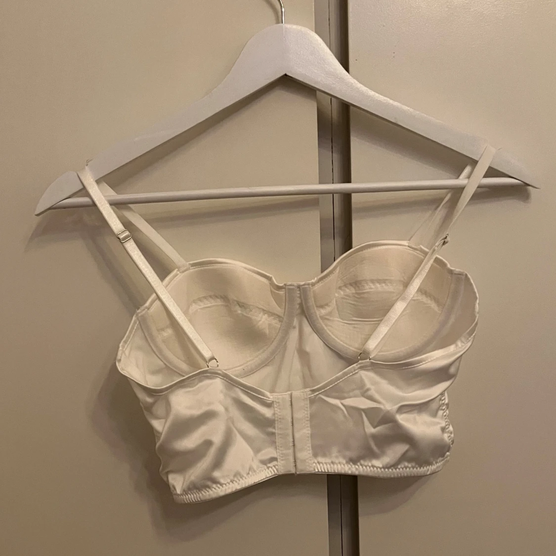 Vit ”satin” topp - 90