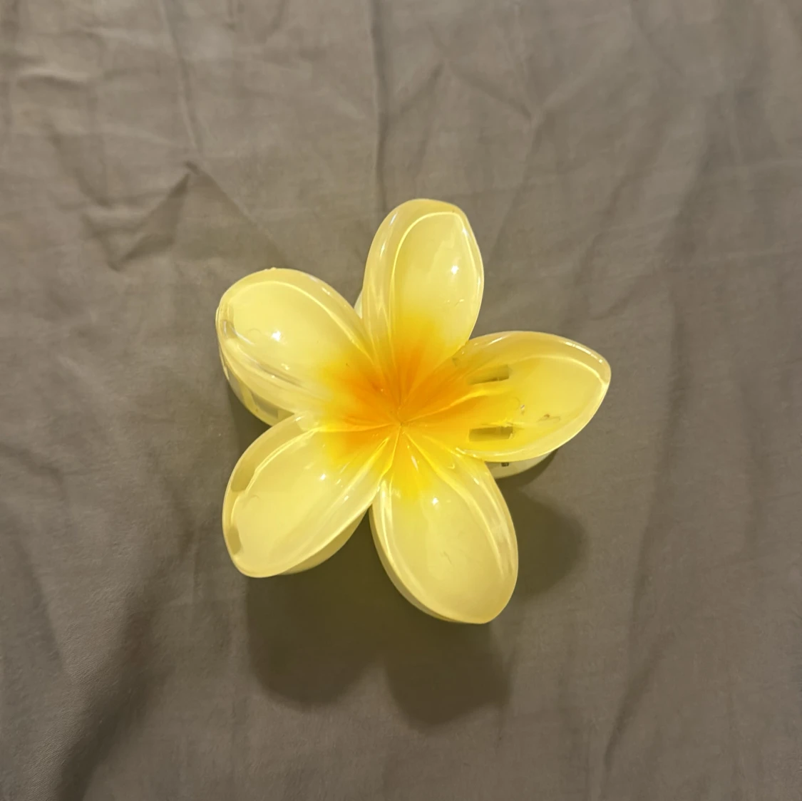 Gul blomformad hårklämma - 91