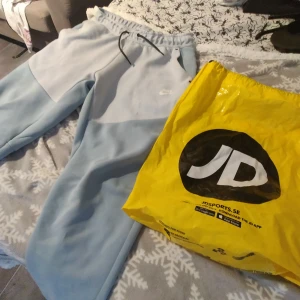 Nike tech byxor - Jag säljer nu mina ljusblåa nike tech byxor som jag köpte på JD sports för drygt 2 år sen, priset är inte hugget i stan skriv om ni har funderingar.