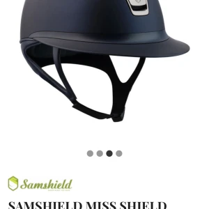 Svart ridhjälm från Samshield - Snygg och säker svart ridhjälm från Samshield, modellen Miss Shield. Aldrig avramlad/ tappad. Använd 3 gånger.  Påse med kommer. Pris går att diskutera vid snabb affär. Maya delorez kofta 350kr byxa 350