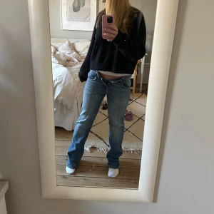Lågmidjade bootcut jeans - Säljer mina fina lågmidjade bootcut Lee jeans som tyvärr blivit försmå, har ett litet hål bakom ena benet 💗 innerbenslängd 82cm och midjemått 38