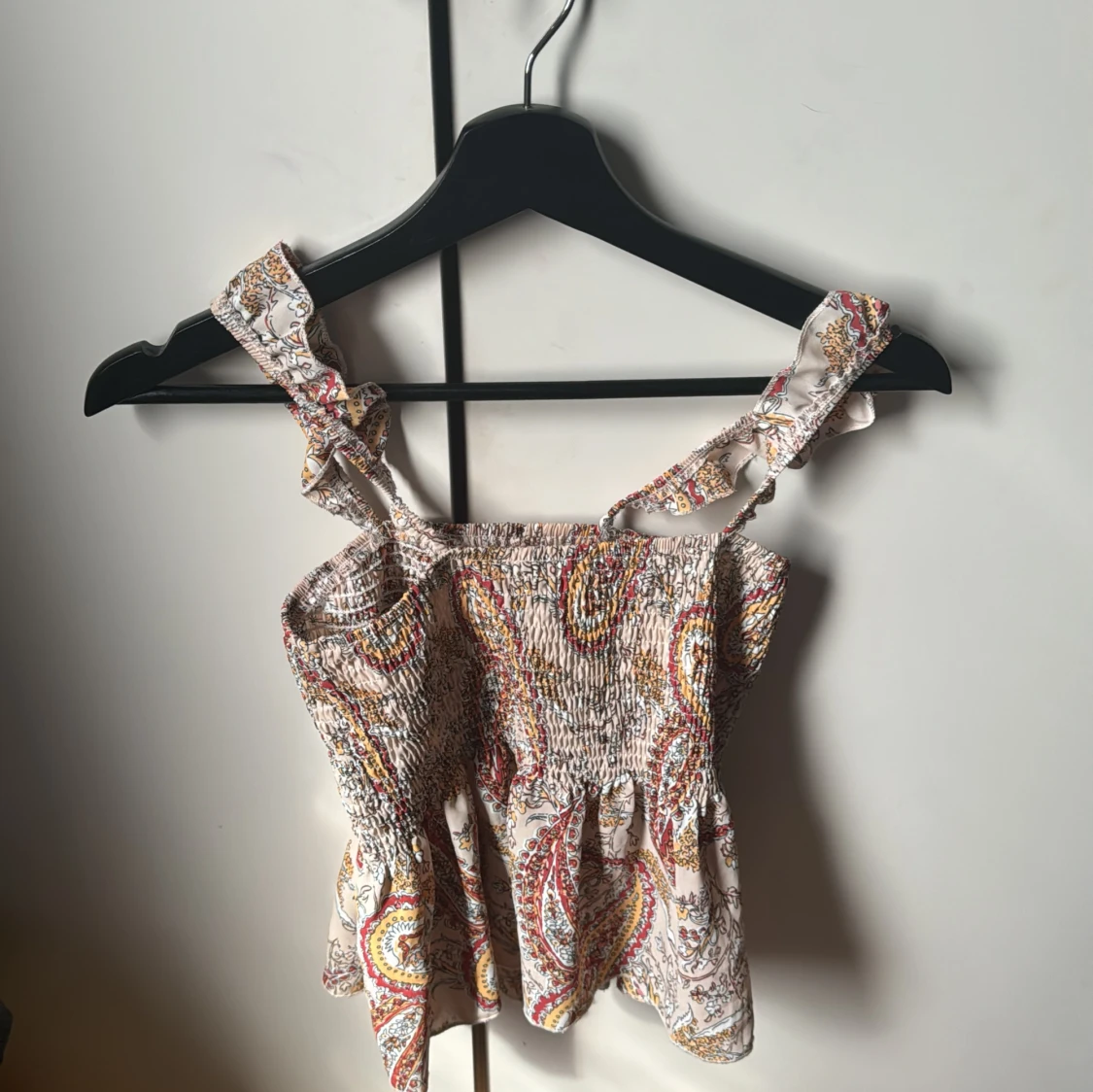 Mönstrad topp med volangdetaljer - 92