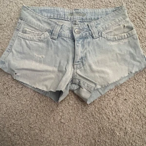Ljusa jeansshorts - Snygga ljusa jeansshorts med slitna detaljer och råa kanter. De har fem fickor och knappgylf. Står ingen lapp med storlek men dom sitter som xs💕