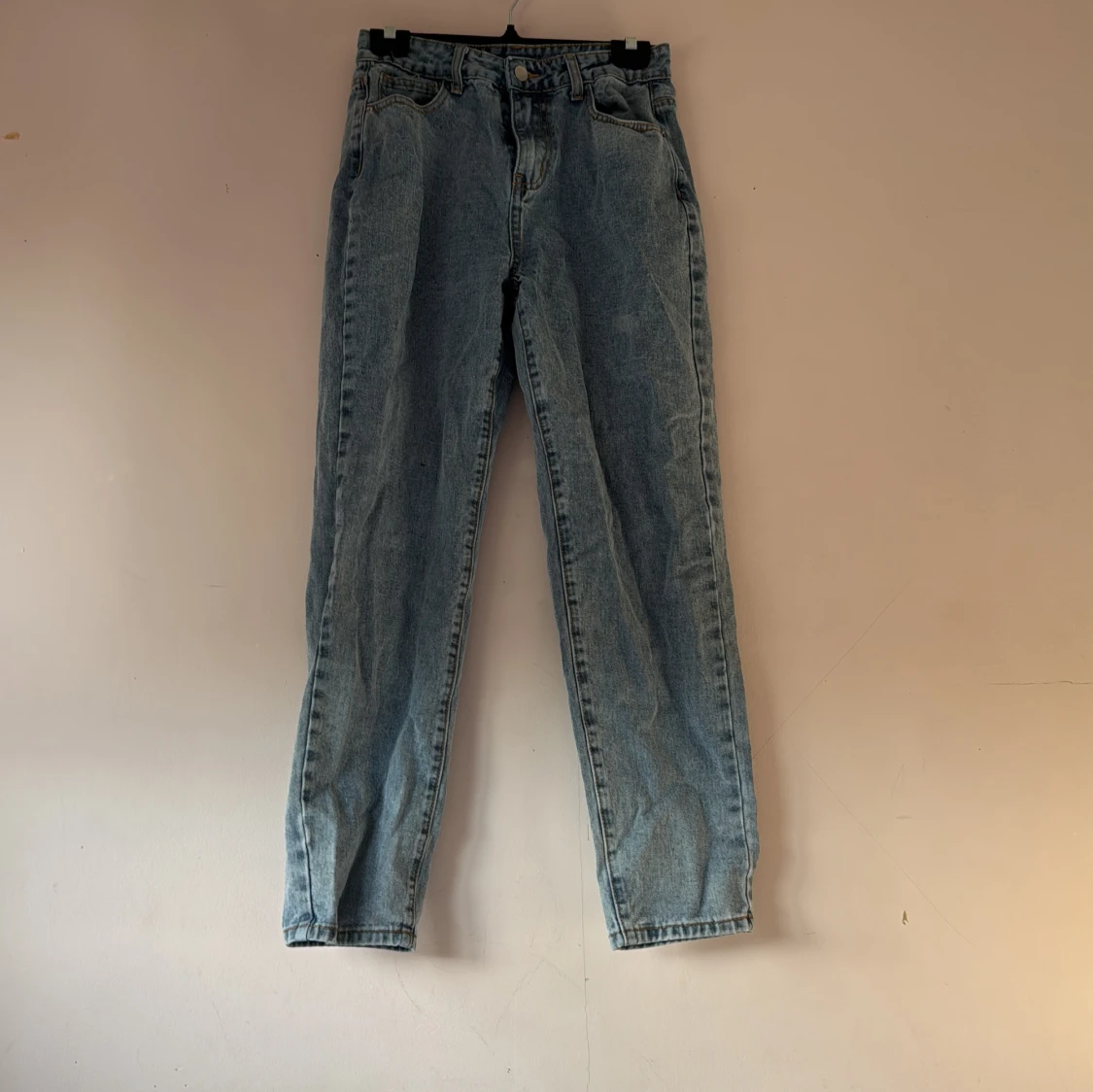 Blå jeans med hög midja
